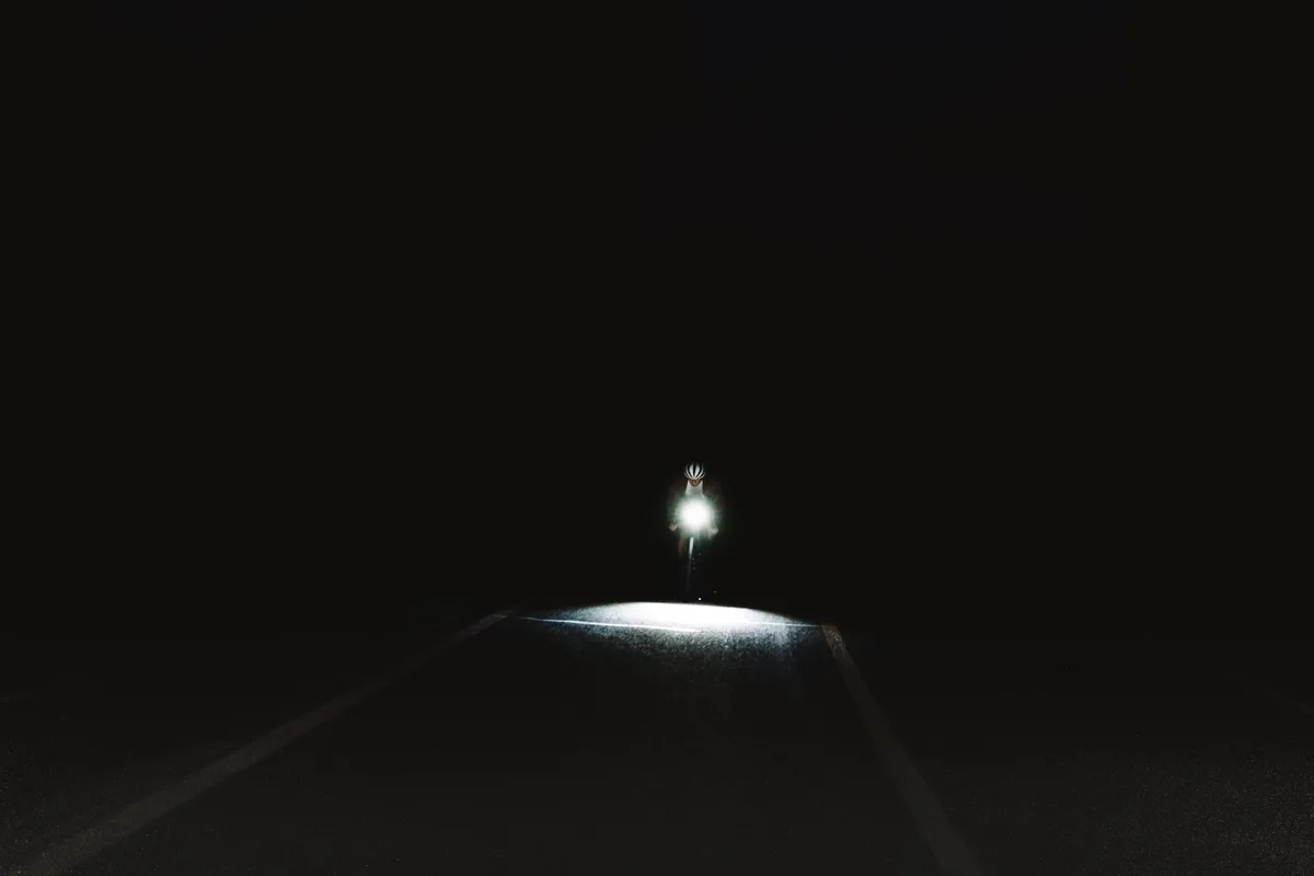 Cyclisme de nuit : équipement, sécurité et bonnes pratiques